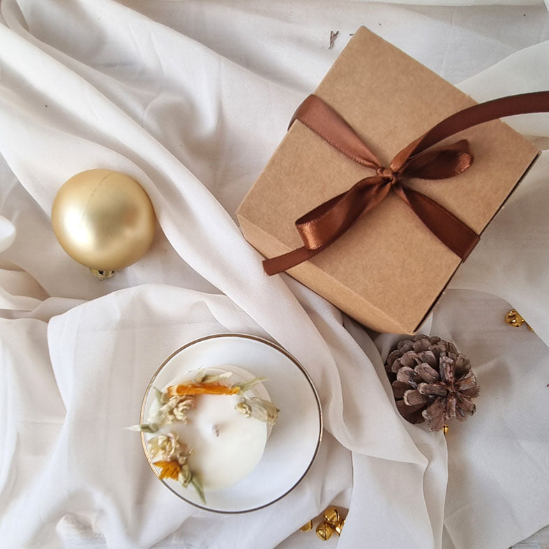 Profumi del Natale - Candela in Cera di Soia con Fiori Essiccati - Piattino ceramica