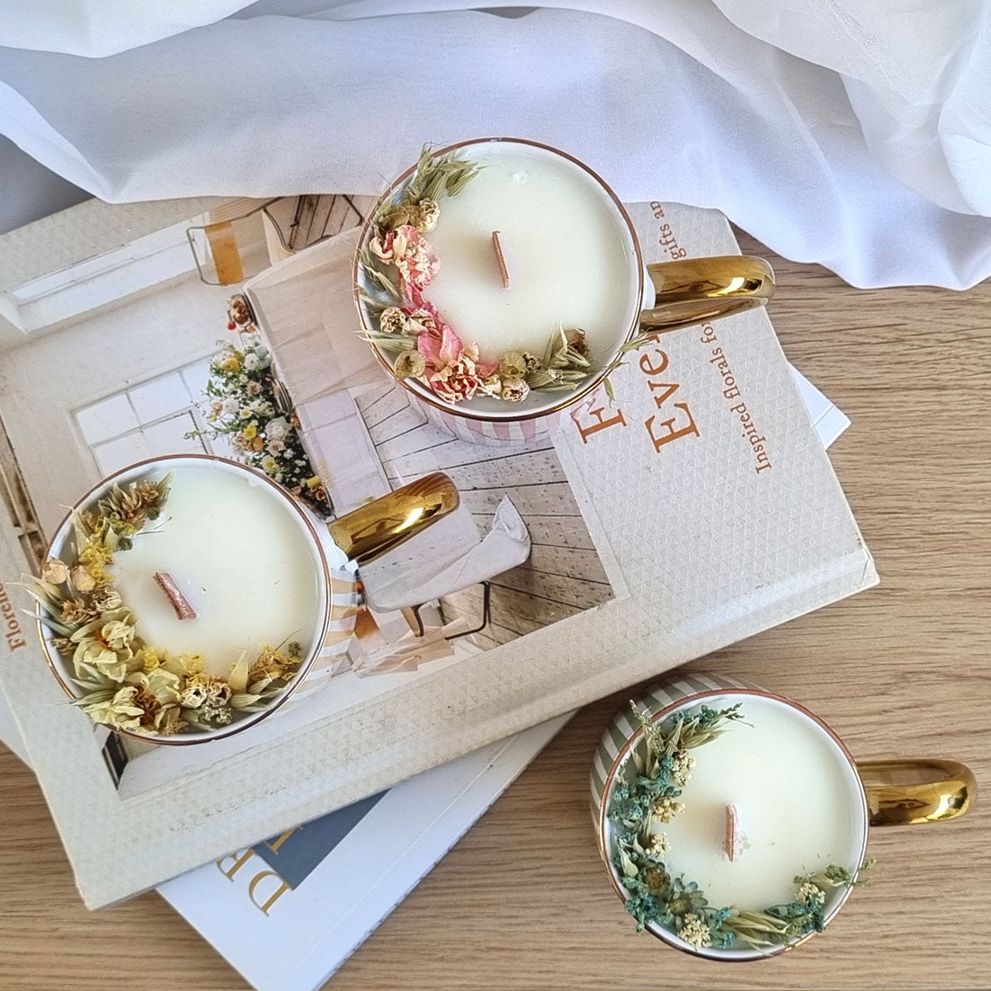 Tazza fiorita, Candela Artigianale in Tazza con Dettagli Oro e Fiori Essiccati