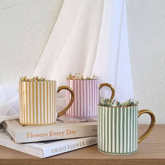 Candela artigianale in tazza riutilizzabile con dettagli oro e fiori essiccati. Elegante, unica e perfetta come idea regalo.

Candela in tazza ceramica con manico oro e fiori essiccati. Riutilizzabile, artigianale e ideale come regalo raffinato.

Candela fatta a mano in tazza decorata oro, unica e riutilizzabile. Un tocco elegante per la tua casa o come regalo speciale.