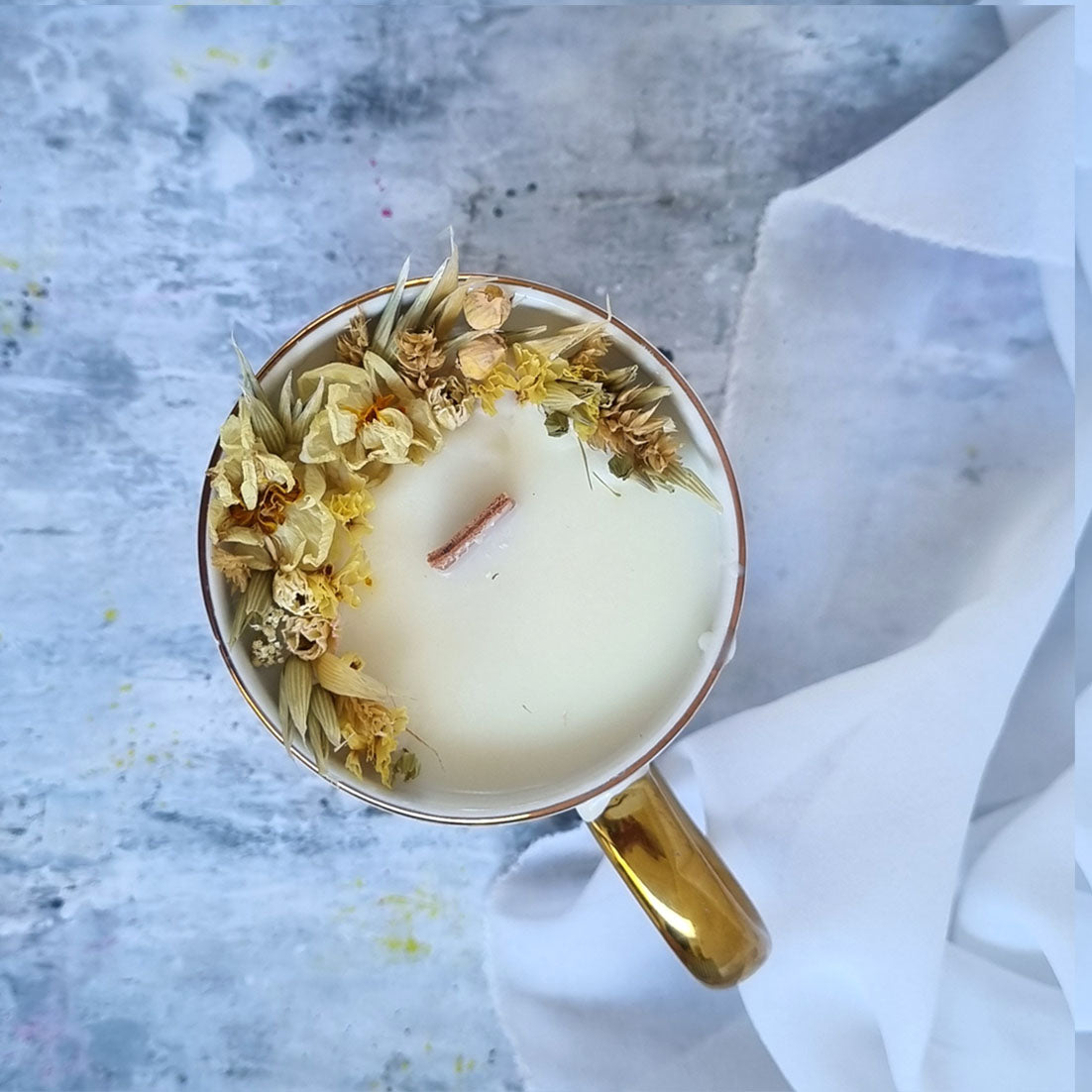 Tazza fiorita, Candela Artigianale in Tazza con Dettagli Oro e Fiori Essiccati