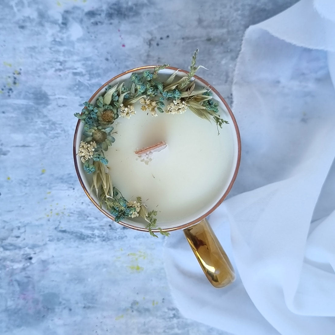 Tazza fiorita, Candela Artigianale in Tazza con Dettagli Oro e Fiori Essiccati