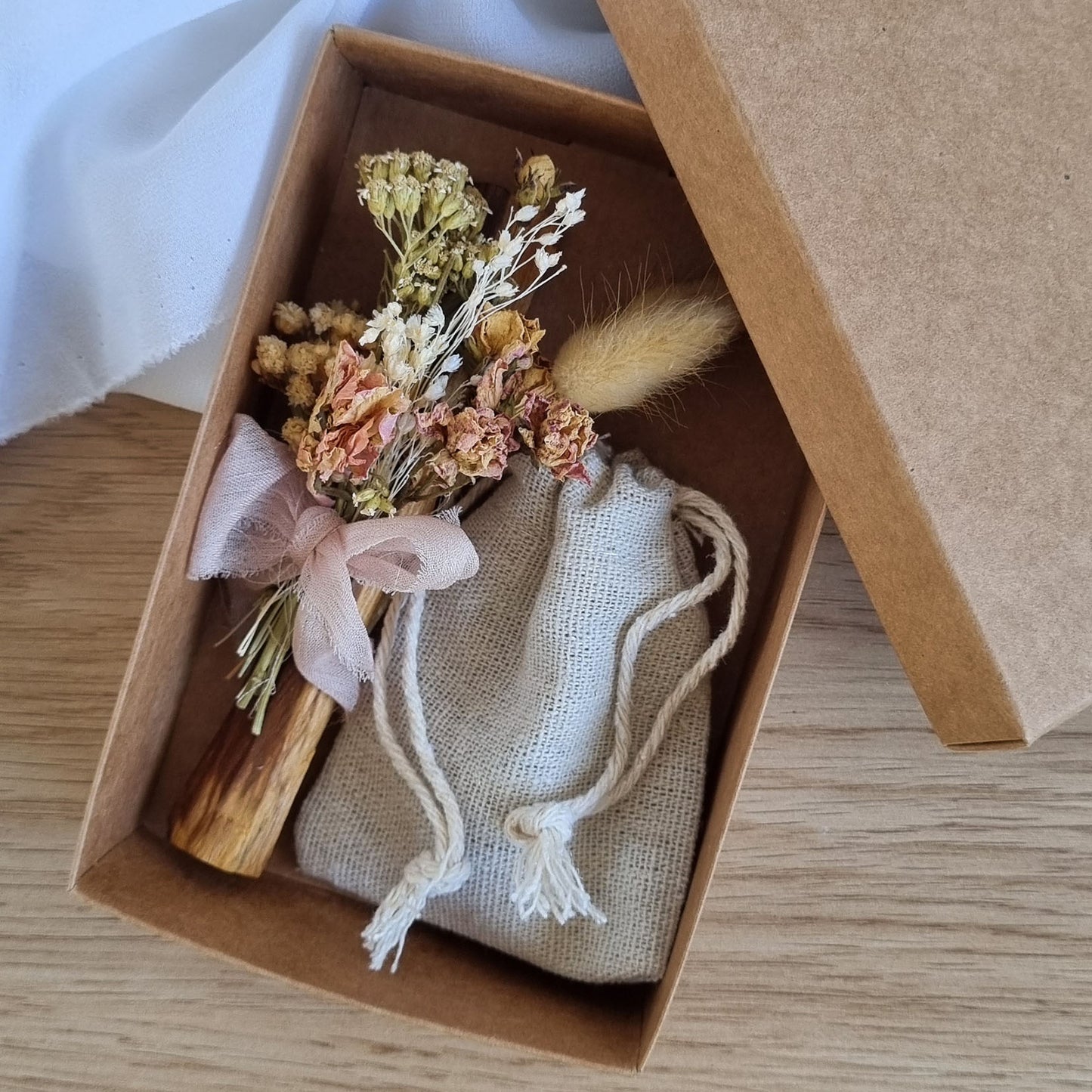Box regalo con Palosanto e Quarzo Rosa: purificazione, energia positiva e amore. Un dono spirituale unico in scatola avana.

Palosanto decorato e Quarzo Rosa in box regalo. Armonia, amore e benessere racchiusi in un pensiero elegante e naturale.

Regalo spirituale: box con Palosanto e Quarzo Rosa. Purifica gli spazi e attira amore. Confezione in scatola avana naturale.