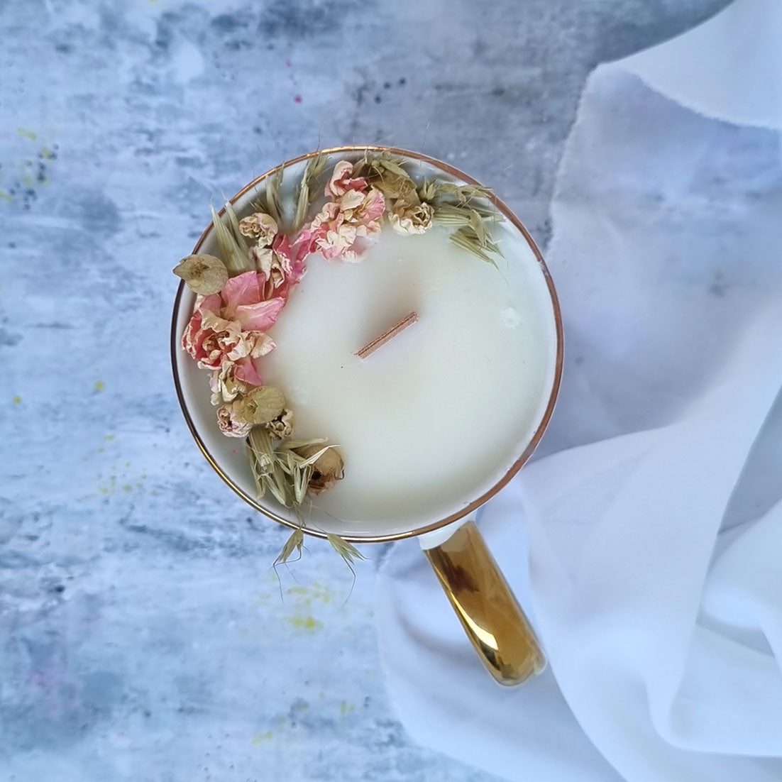Tazza fiorita, Candela Artigianale in Tazza con Dettagli Oro e Fiori Essiccati