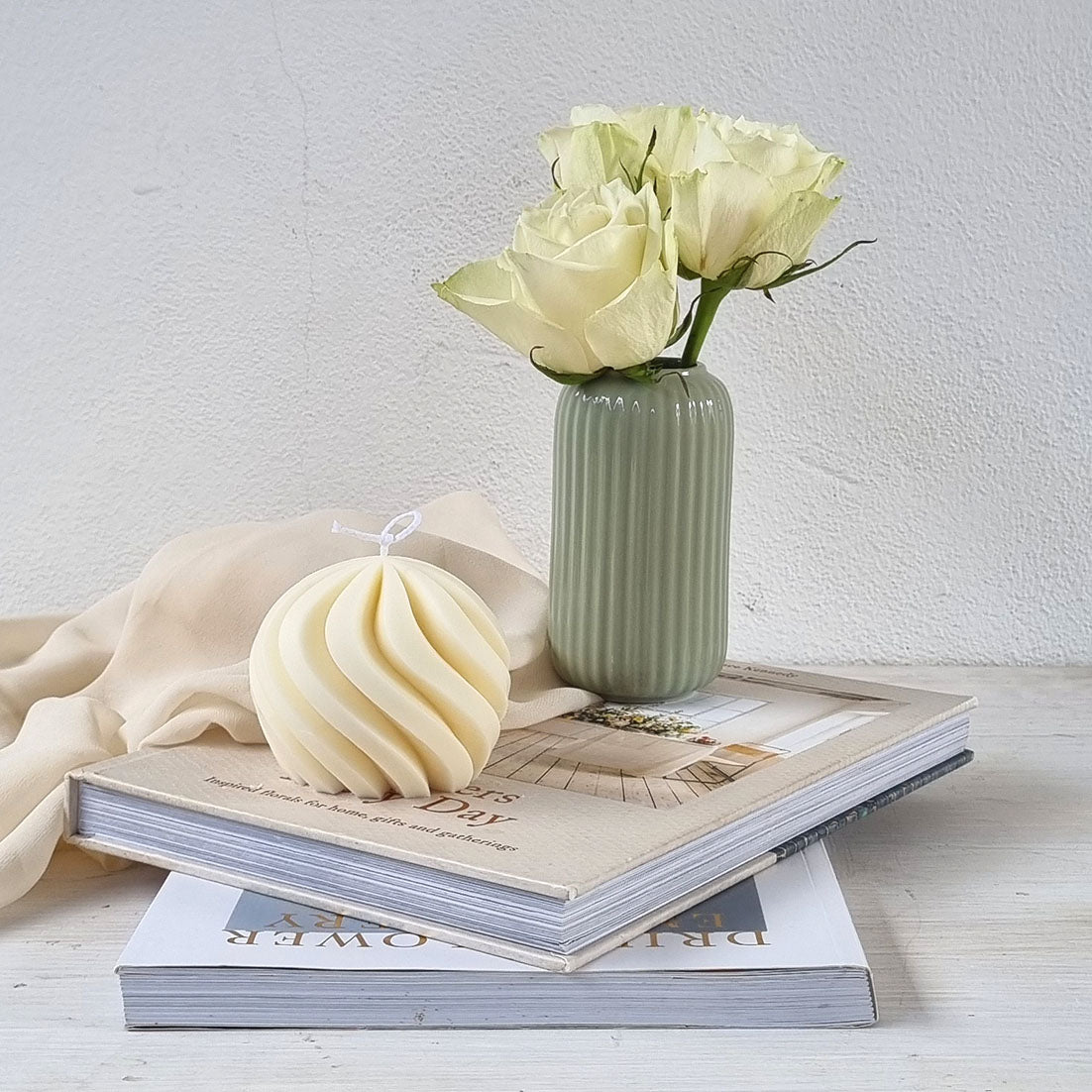 Candela Artigianale in Cera di Soia – Design Moderno- Candela Sferica