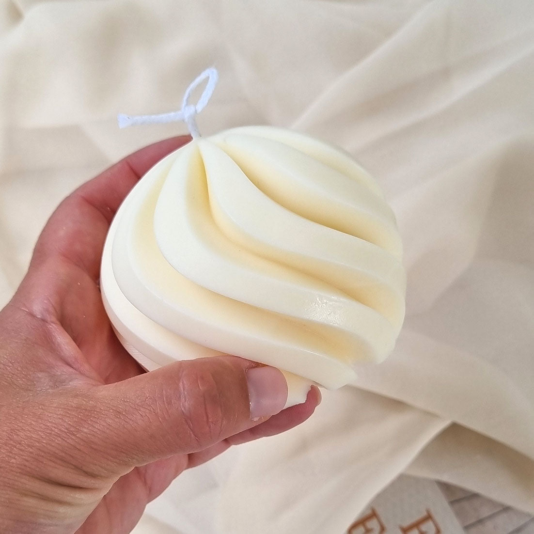 Candela Artigianale in Cera di Soia – Candela Sferica di Natale