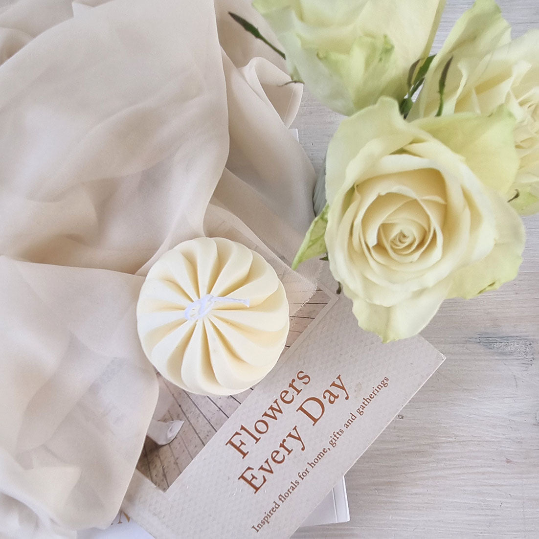 Candela Artigianale in Cera di Soia – Design Moderno- Candela Sferica