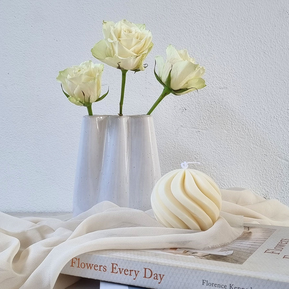 Candela Artigianale in Cera di Soia – Design Moderno- Candela Sferica