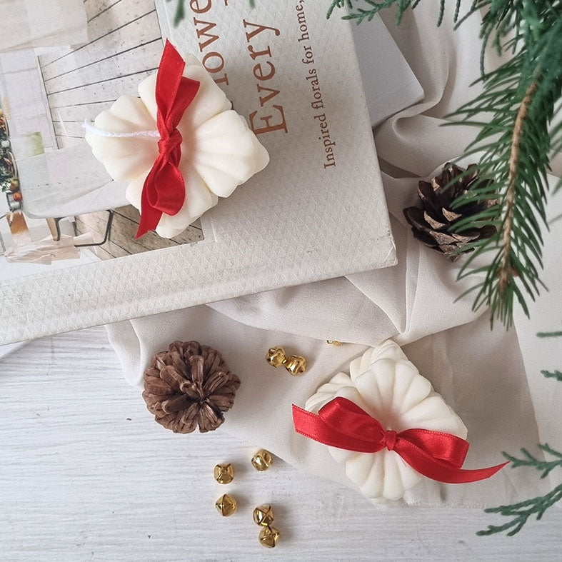 Candela Artigianale in Cera di Soia – Design Cubo Floreale