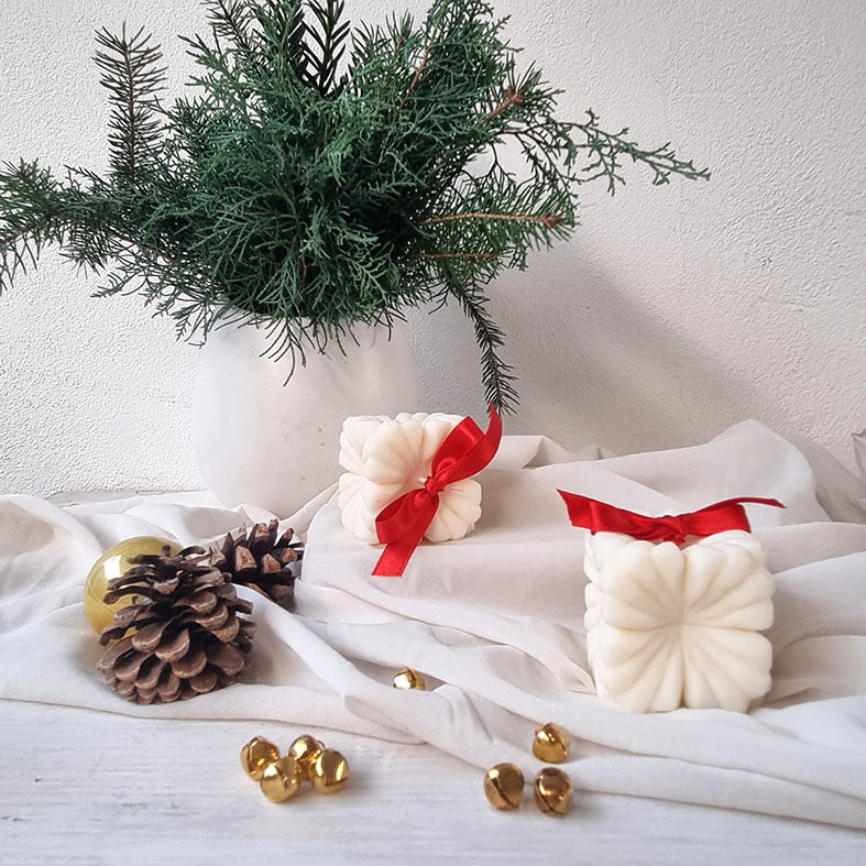 Candela Artigianale in Cera di Soia – Design Cubo Floreale