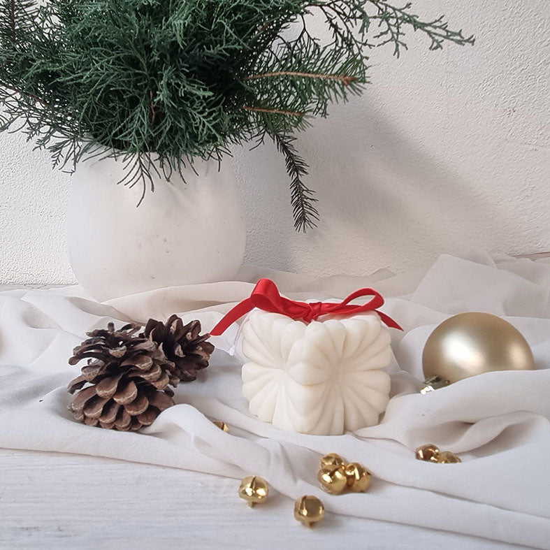 Candela Artigianale in Cera di Soia – Design Cubo Floreale