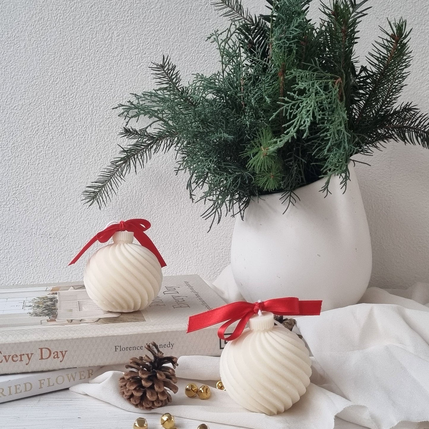 Candela Artigianale in Cera di Soia - Pallina di Natale