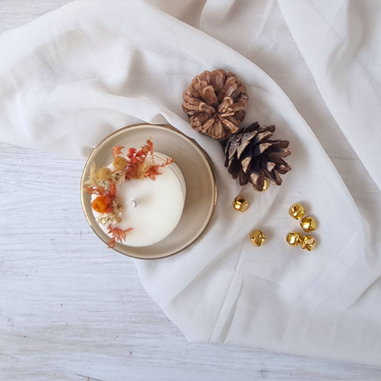 Profumi del Natale - Candela in Cera di Soia con Fiori Essiccati - Piattino ceramica