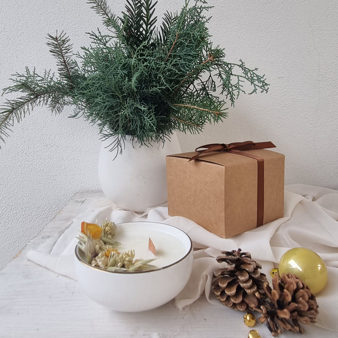 Profumi del Natale - Candela Artigianale in Ceramica con bordino oro