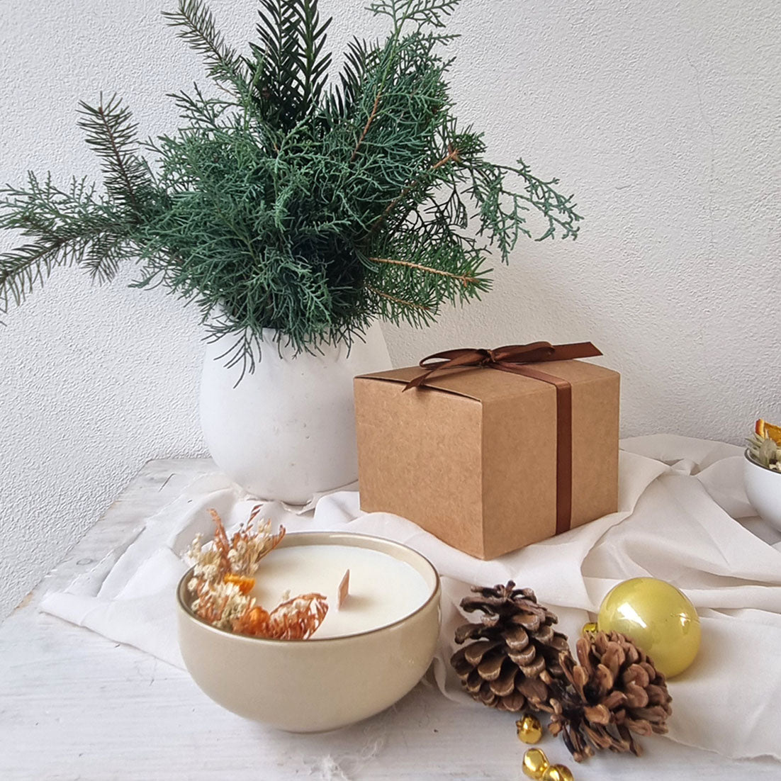 Profumi del Natale - Candela Artigianale in Ceramica con bordino oro