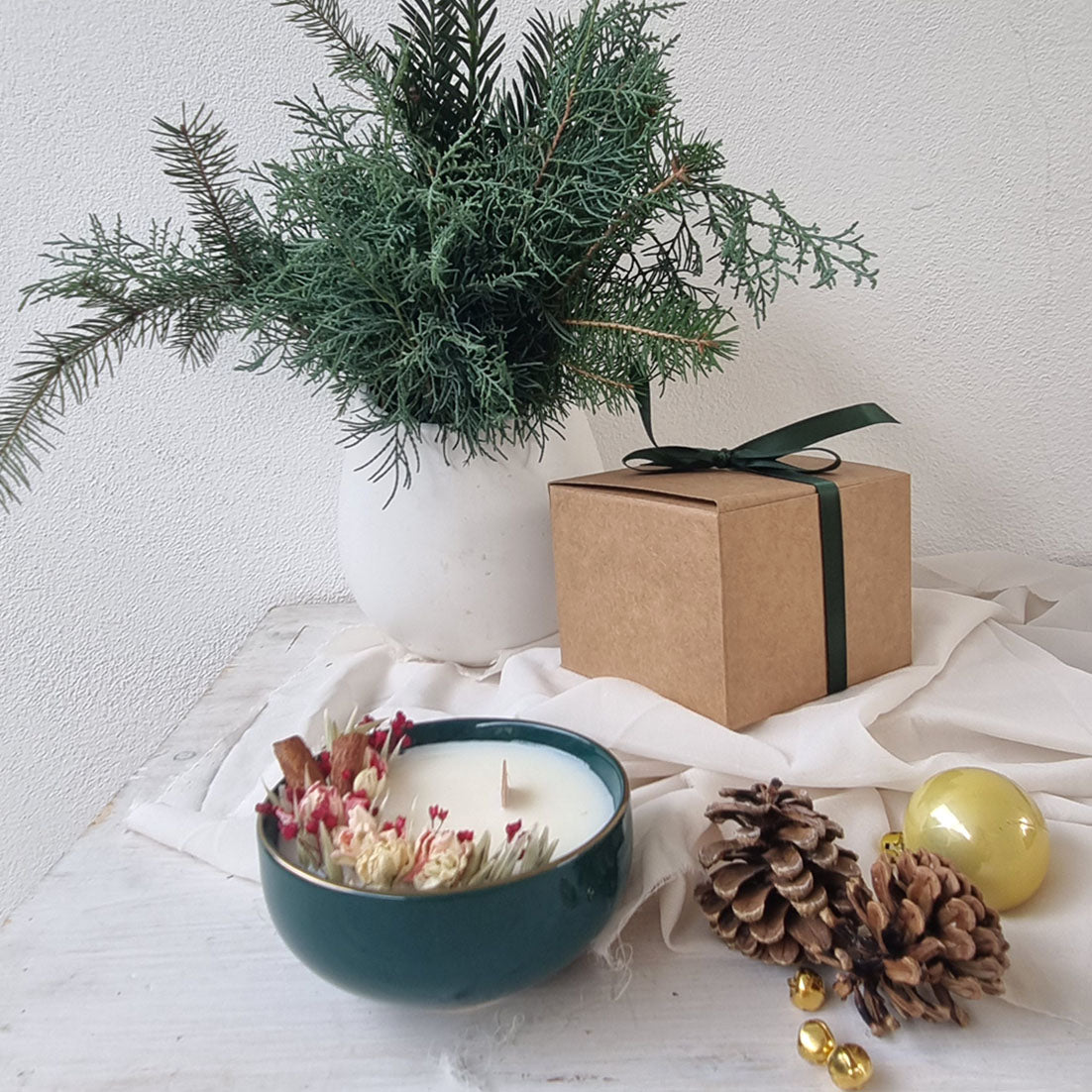 Profumi del Natale - Candela Artigianale in Ceramica con bordino oro