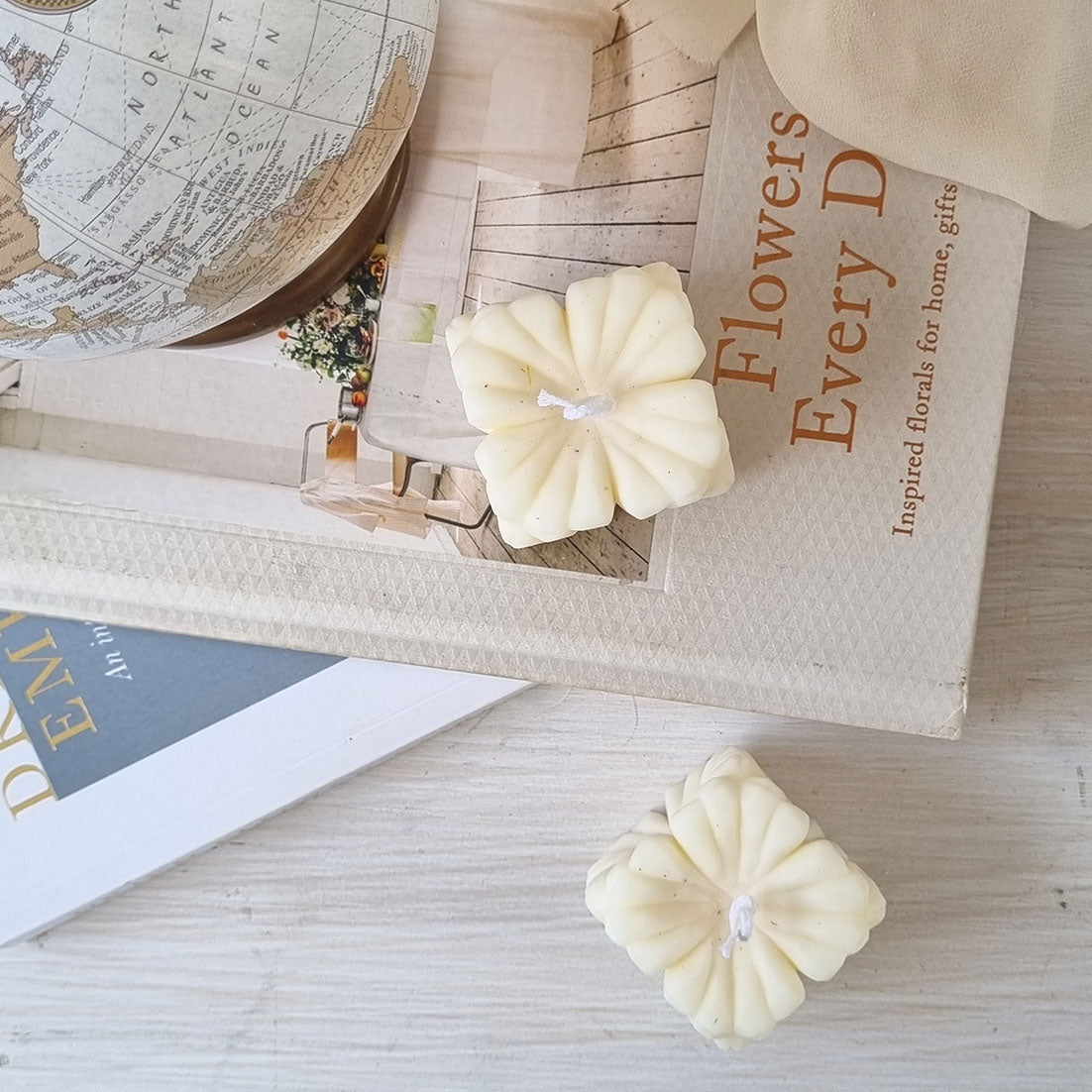 Candela Artigianale in Cera di Soia – Design Cubo Floreale