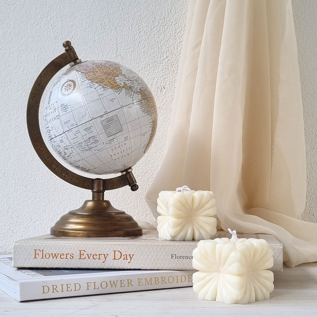 Candela Artigianale in Cera di Soia – Design Cubo Floreale