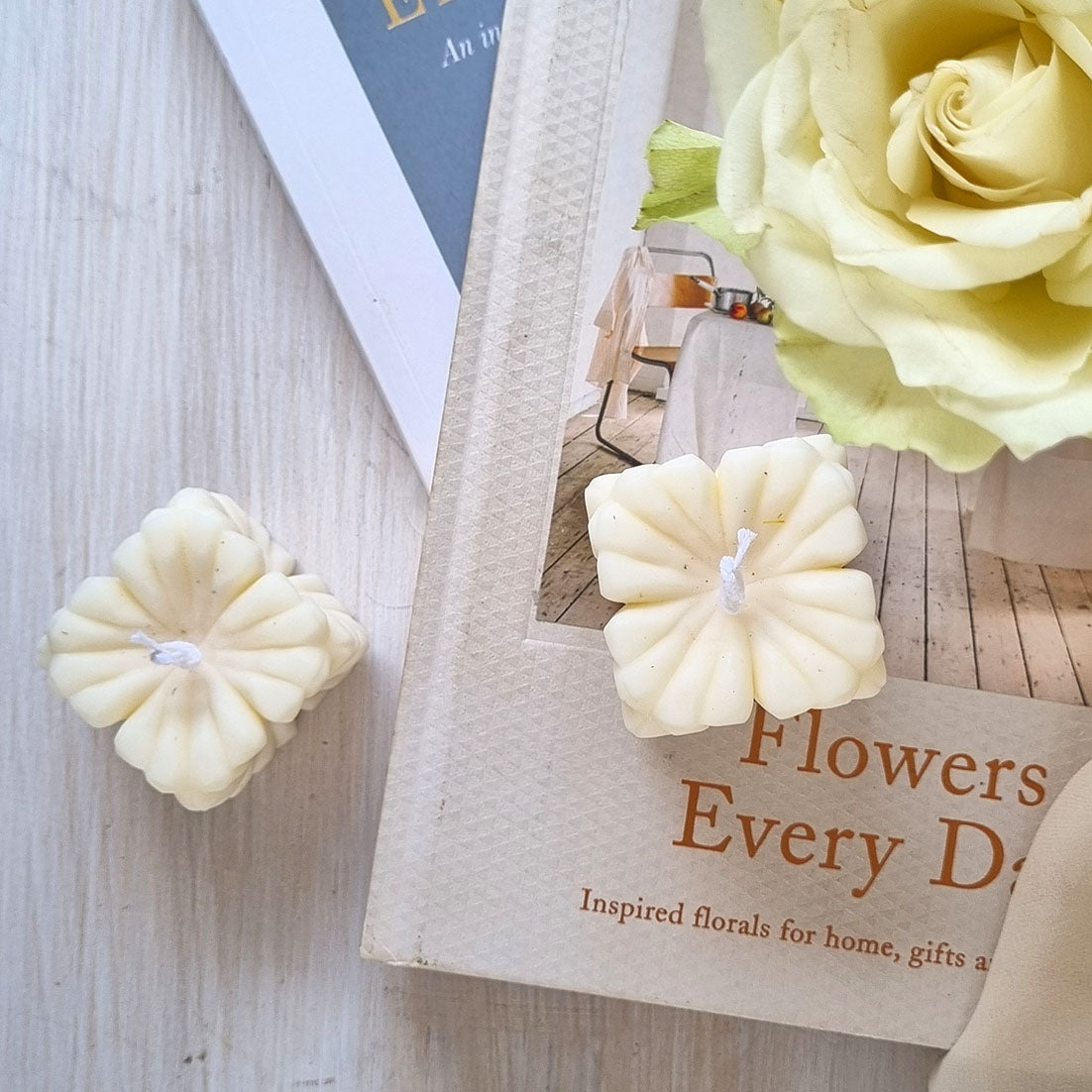 Candela Artigianale in Cera di Soia – Design Cubo Floreale