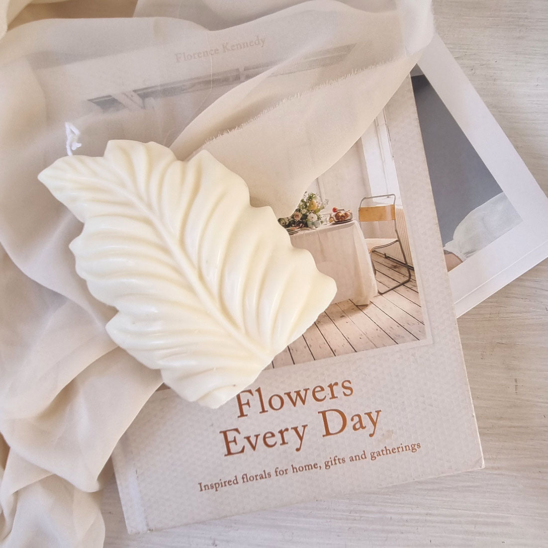 Candela Artigianale in Cera di Soia – Design Floreale