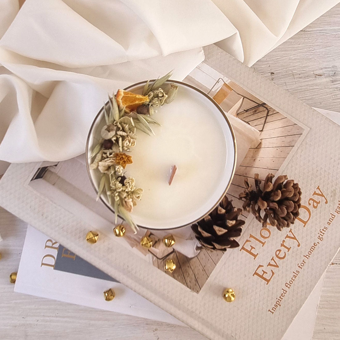 Profumi del Natale - Candela Artigianale in Ceramica con bordino oro