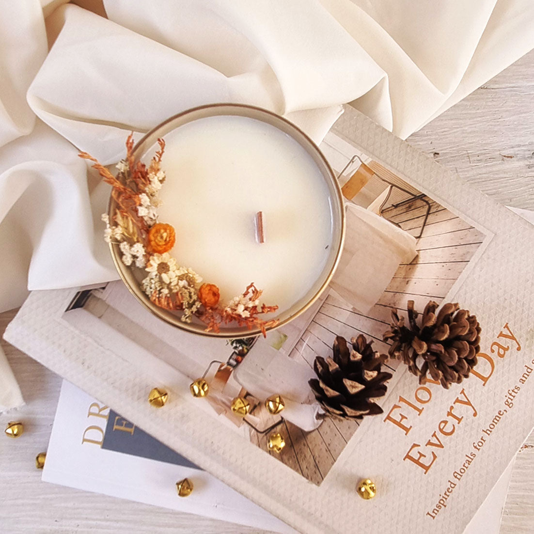 Profumi del Natale - Candela Artigianale in Ceramica con bordino oro