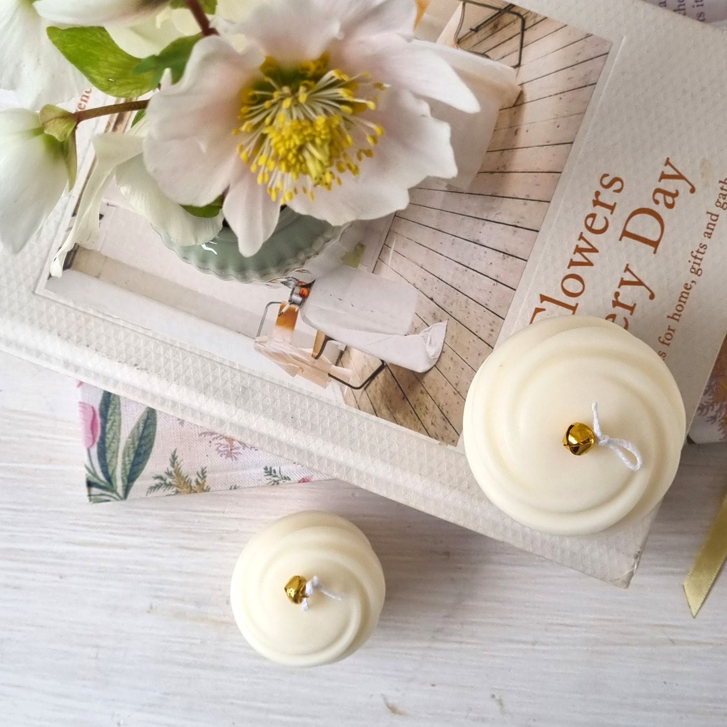 Candela di Design in cera di soia color bianco latte di  forma sferica