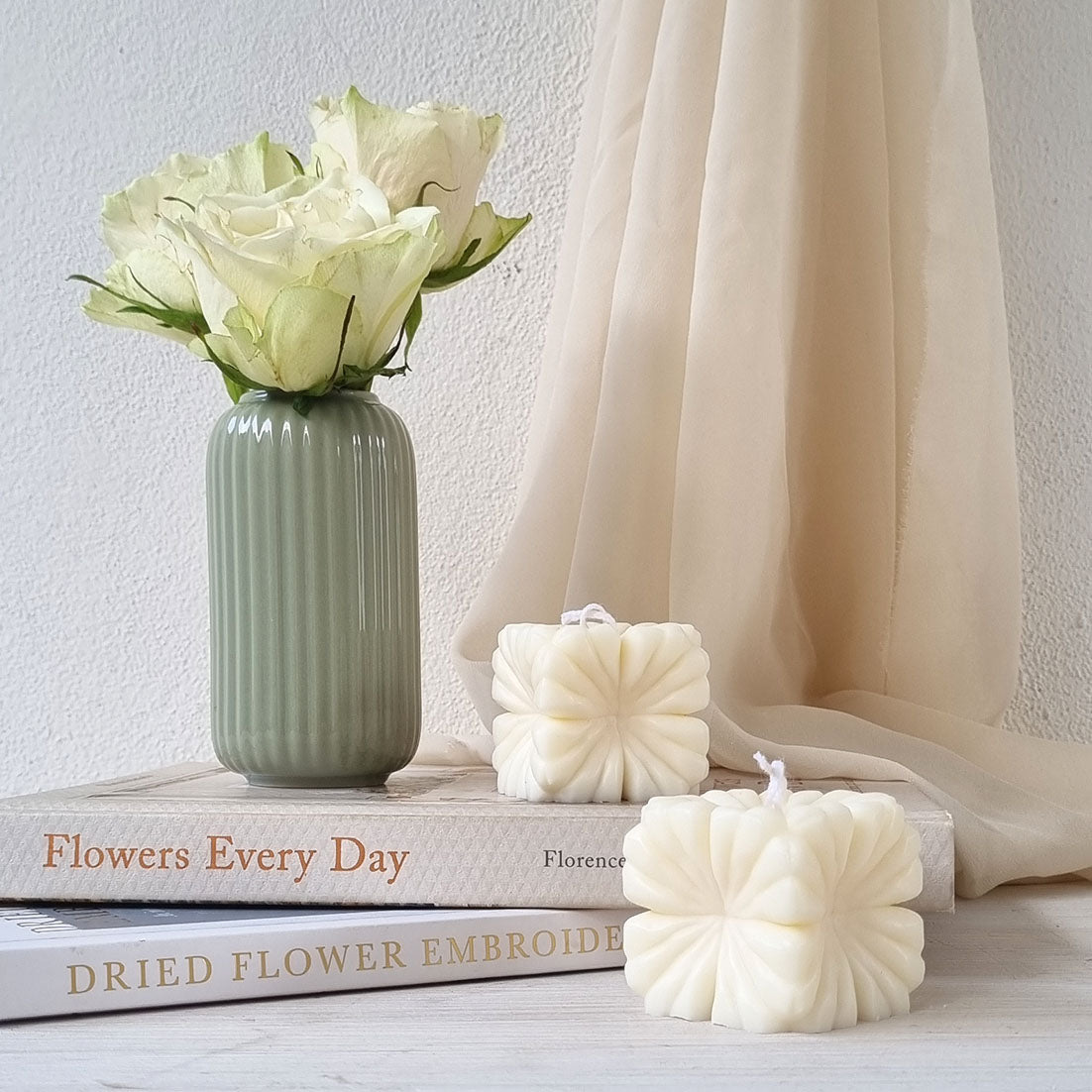 Candela Artigianale in Cera di Soia – Design Cubo Floreale