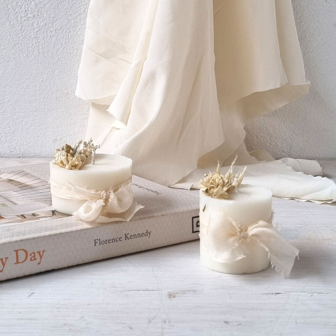 Candela in Cera di Soia con Fiori Essiccati – Candele Pillar - Profumazioni Vegane