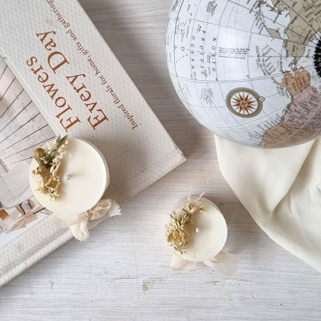 Candela in Cera di Soia con Fiori Essiccati – Candele Pillar - Profumazioni Vegane