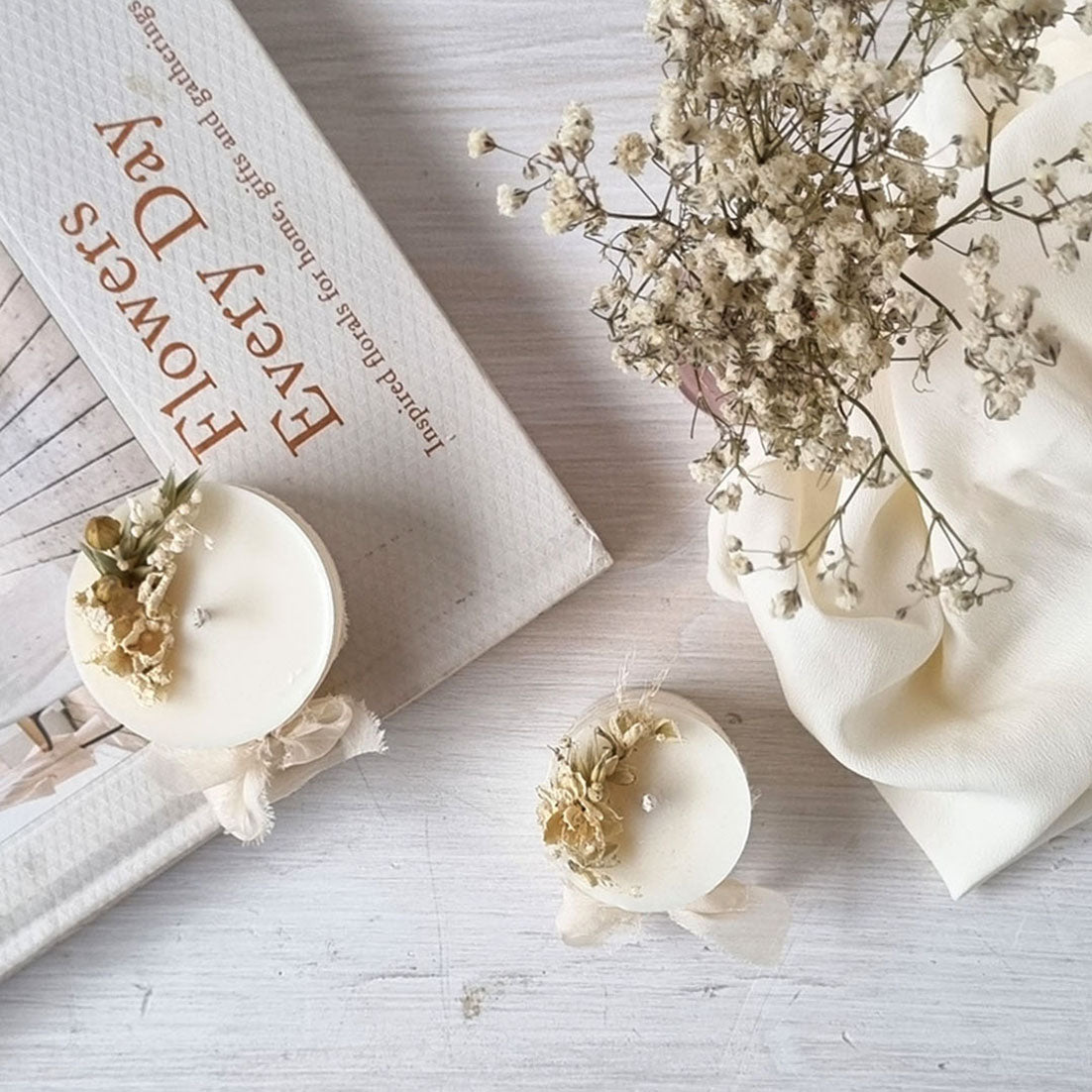 Candela in Cera di Soia con Fiori Essiccati – Candele Pillar - Profumazioni Vegane