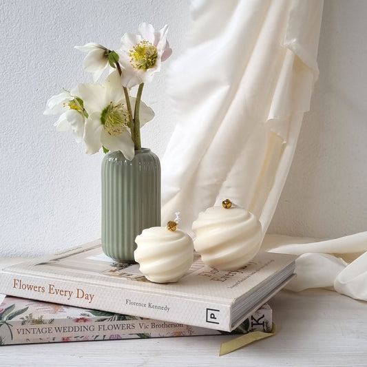 Candela di Design in cera di soia color bianco latte di  forma sferica
