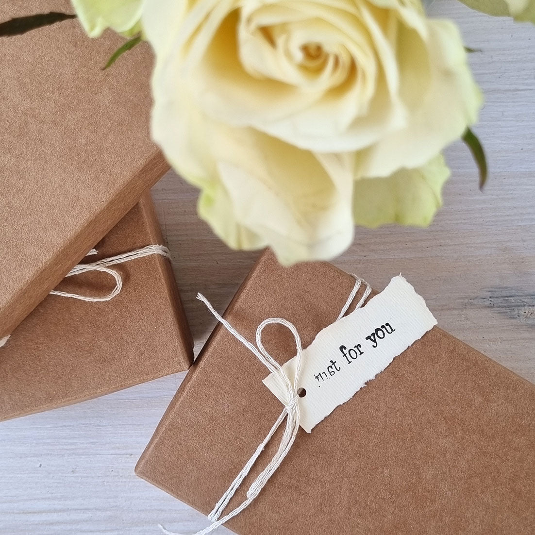 Box Regalo con Palosanto Decorato e Quarzo Rosa – Armonia, Energia e Amore