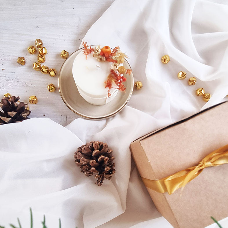 Profumi del Natale - Candela in Cera di Soia con Fiori Essiccati - Piattino ceramica