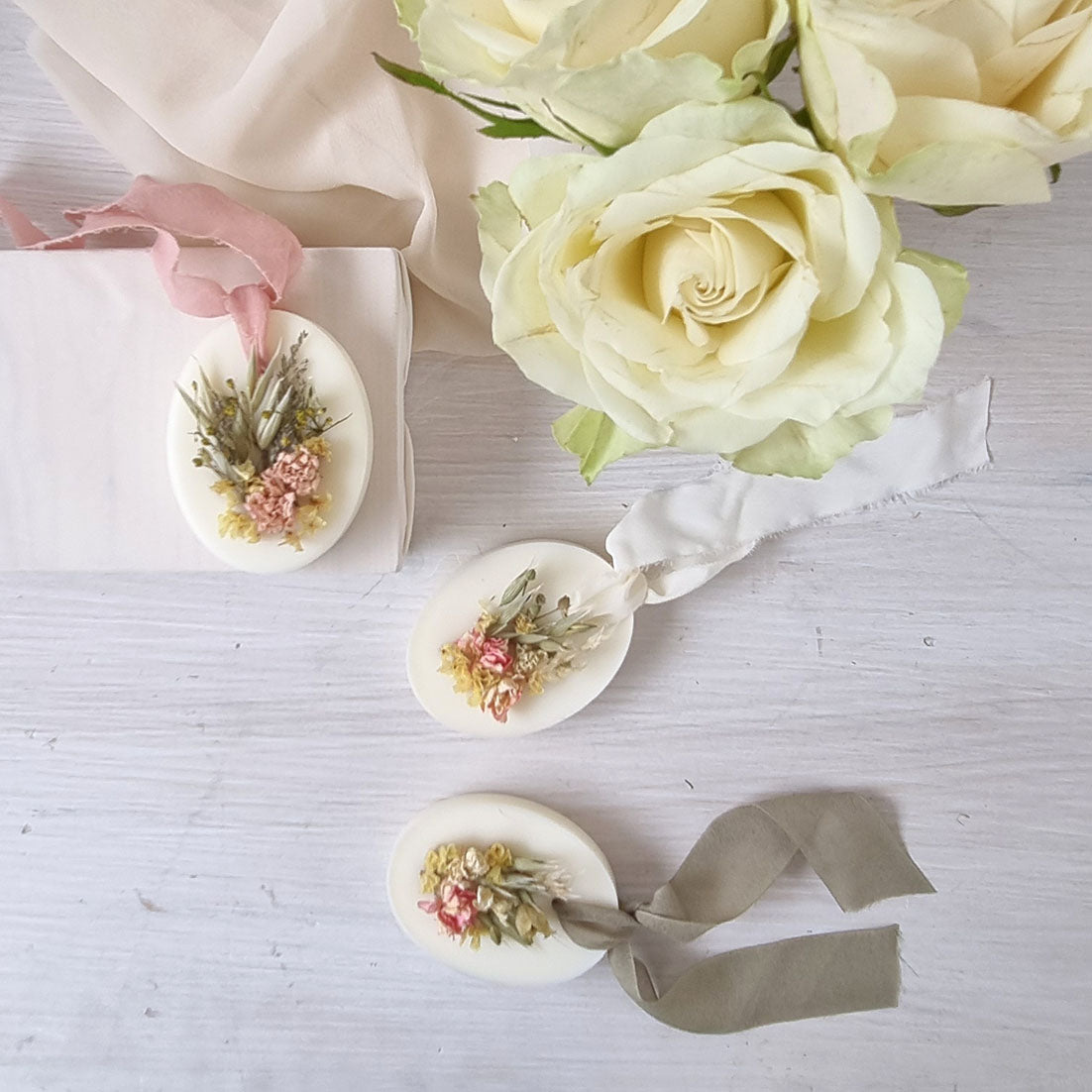 Profuma Biancheria in Cera di Soia – Medaglione con Fiori Essiccati