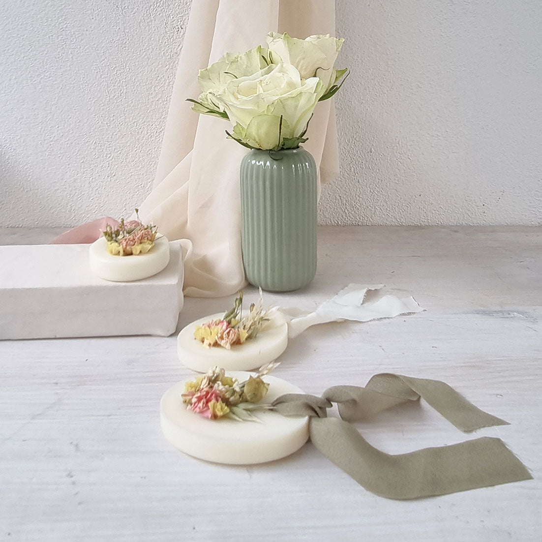 Profuma Biancheria in Cera di Soia – Medaglione con Fiori Essiccati