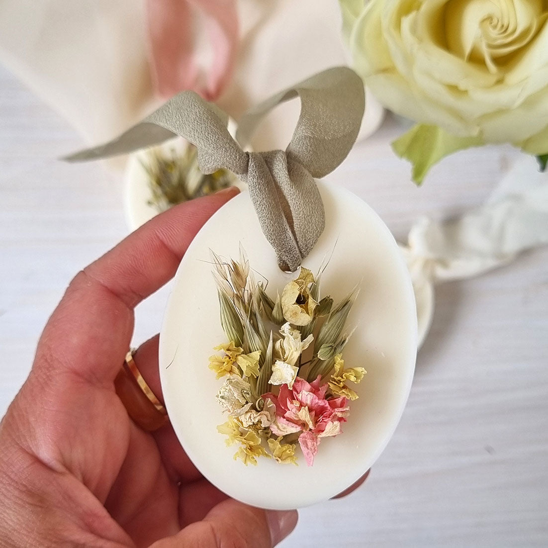 Profuma Biancheria in Cera di Soia – Medaglione con Fiori Essiccati