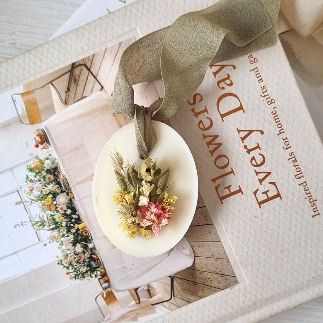 Profuma Biancheria in Cera di Soia – Medaglione con Fiori Essiccati