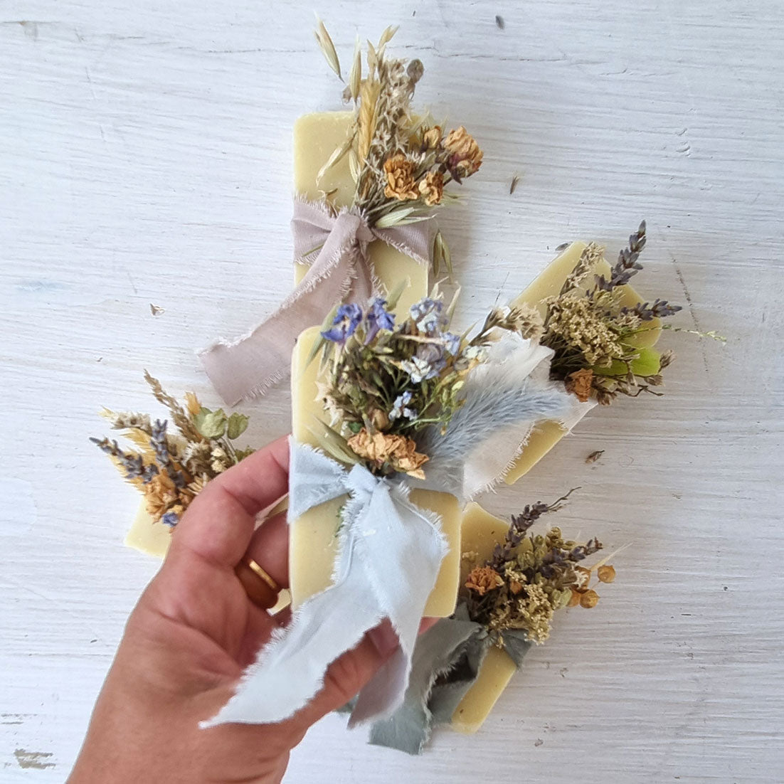 Sapone artigianale alla lavanda con olio di oliva e fiori essiccati