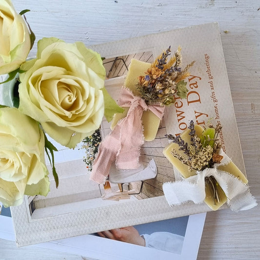 Sapone artigianale alla lavanda con olio di oliva e fiori essiccati