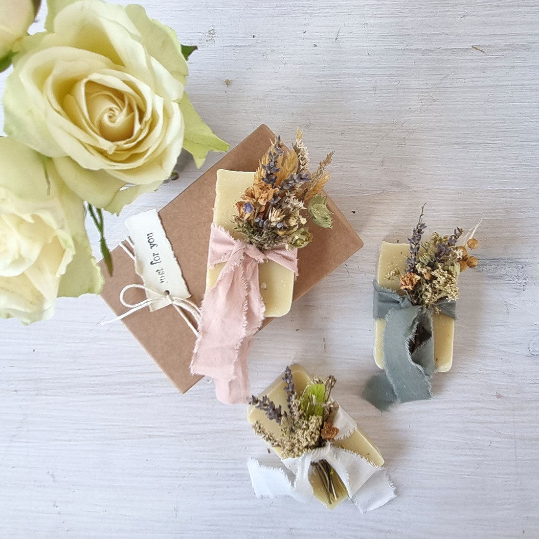 Sapone artigianale alla lavanda con olio di oliva e fiori essiccati