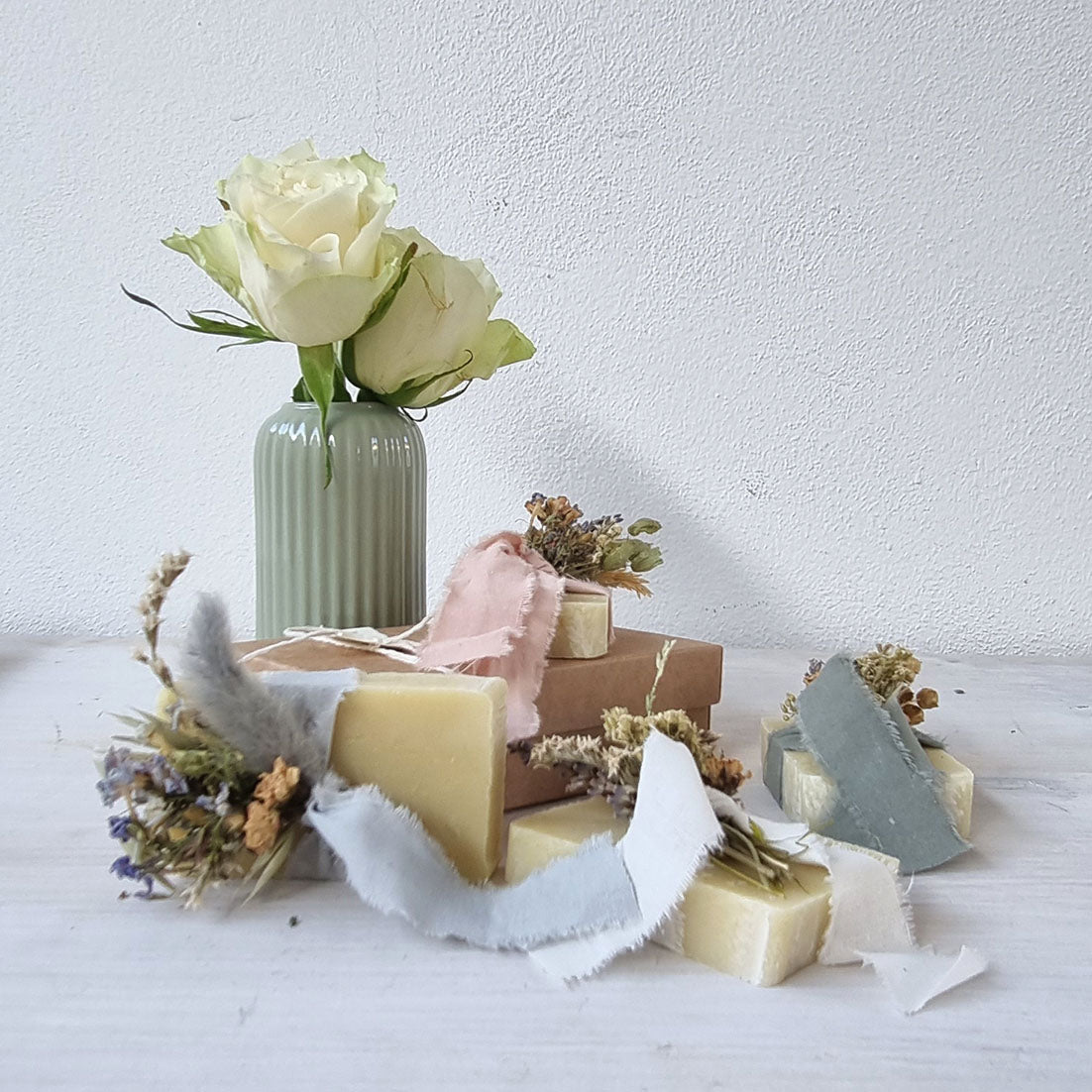 Sapone artigianale alla lavanda con olio di oliva e fiori essiccati