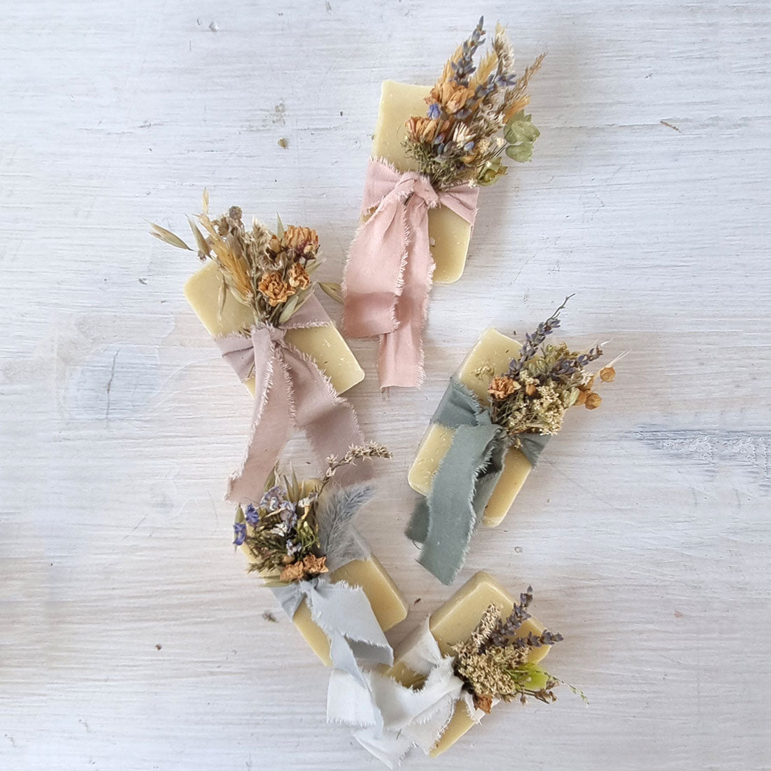 Sapone artigianale alla lavanda con olio di oliva e fiori essiccati