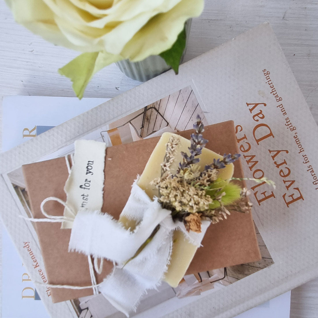 Sapone artigianale alla lavanda con olio di oliva e fiori essiccati