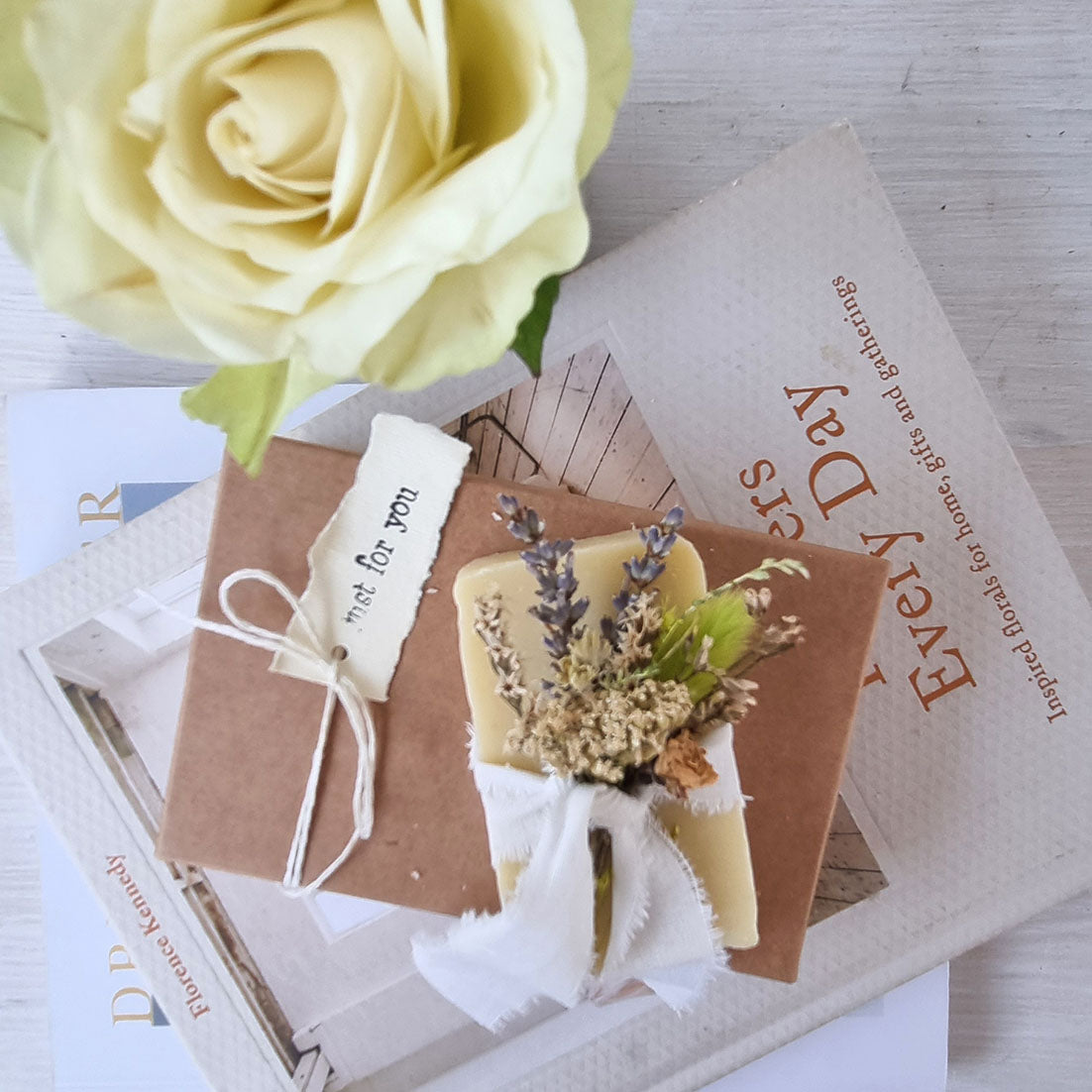 Sapone artigianale alla lavanda con olio di oliva e fiori essiccati