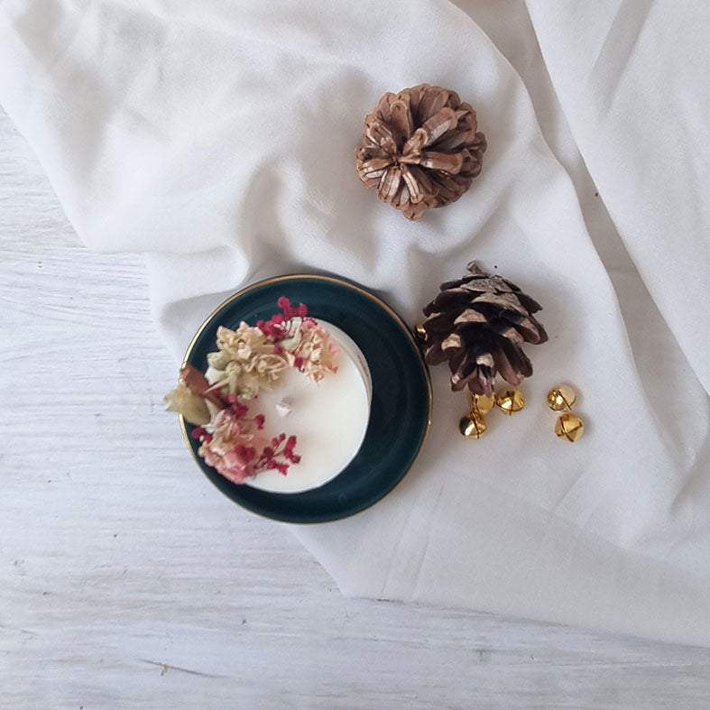 Profumi del Natale - Candela in Cera di Soia con Fiori Essiccati - Piattino ceramica